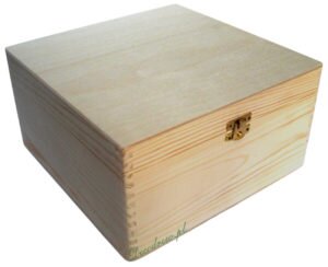Drewniane pudeło z zapieciem