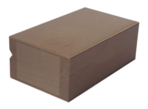 Drewniane zamykane pudełko prostokątne.